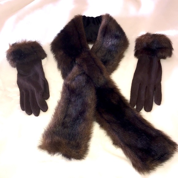 Accessories - 🆕 Gorgeous Faux Fur scarf with matching gloves.